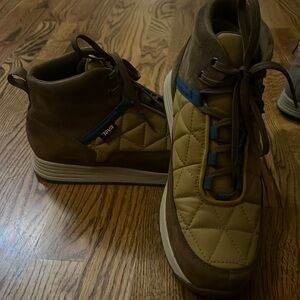 Teva insulated waterprooff hiking boots